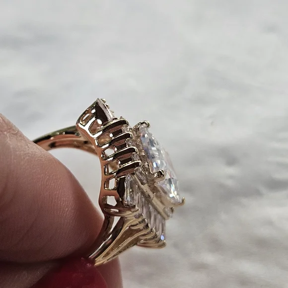 Elegant Gold and Silver Women's Ring - Picture 7 of 15